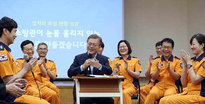 President_FireFighters_Visit_02.jpg
