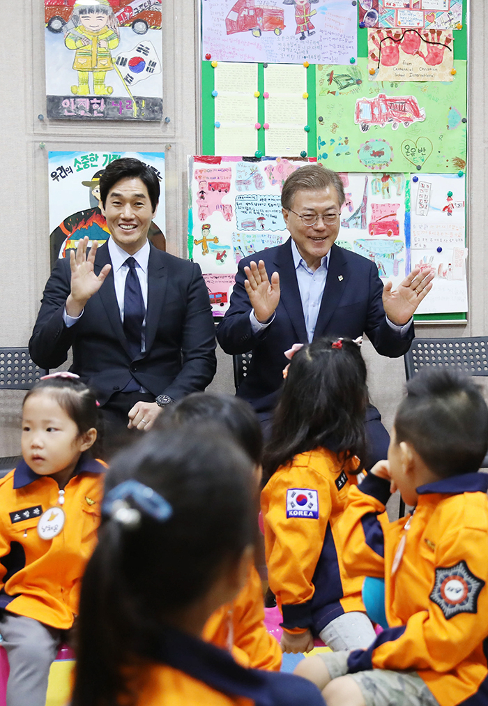 President_FireFighters_Visit_05.jpg