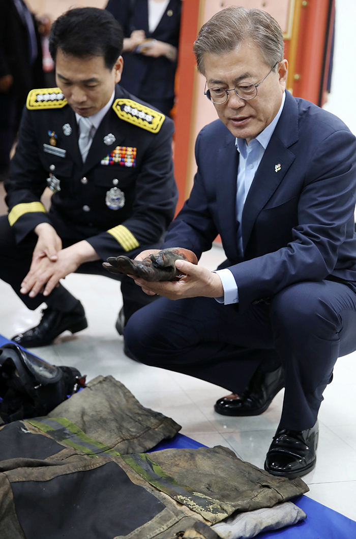 President_FireFighters_Visit_06.jpg