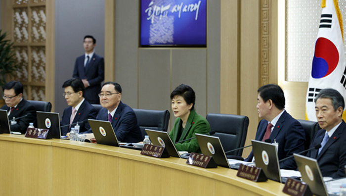 박근혜 대통령(중간)은 6일 국무회의에서 “북한이 조속히 남북간 대화와 협력의 장으로 나오기를 바란다”고 촉구했다. 