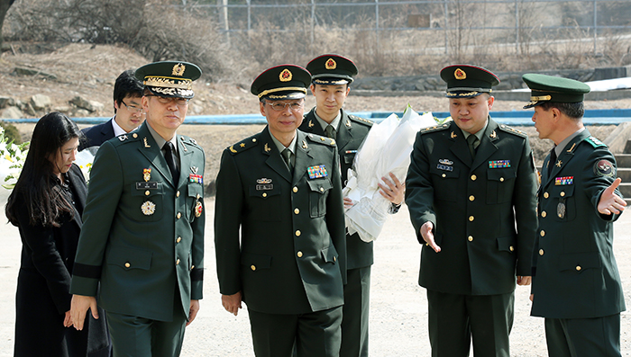 16일 주한 중국대사관 국방무관 뚜농이(杜农一, Du Nong Yi)소장(가운데)과 한국 국방부 군비통제차장 문상균 준장(앞줄 왼쪽)이 중국군 유해입관식 식장에 들어서고 있다. 