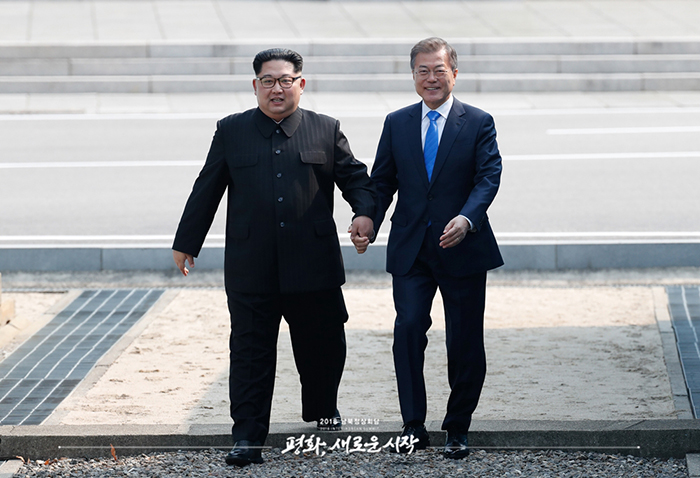 남북 정상, 군사분계선 넘다… 종전선언 합의