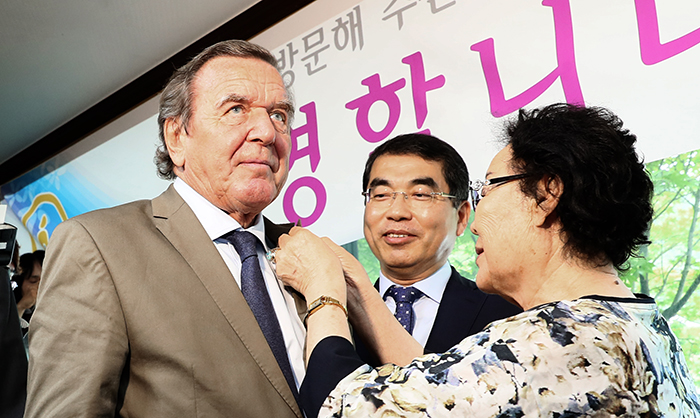 Schroder_170912_article_01.jpg