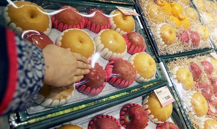 배, 사과, 딸기 등 명절 제사상에 올라가는 과일도 설 선물로 인기품목이다.