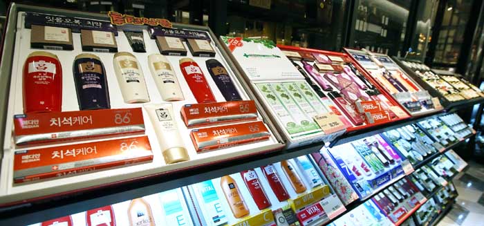 치약, 샴푸, 비누, 바디워시 등을 담은 종합생활용품세트. 