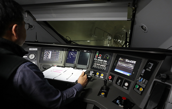 Seoul_Gyeonggang_Line_KTX_03.jpg
