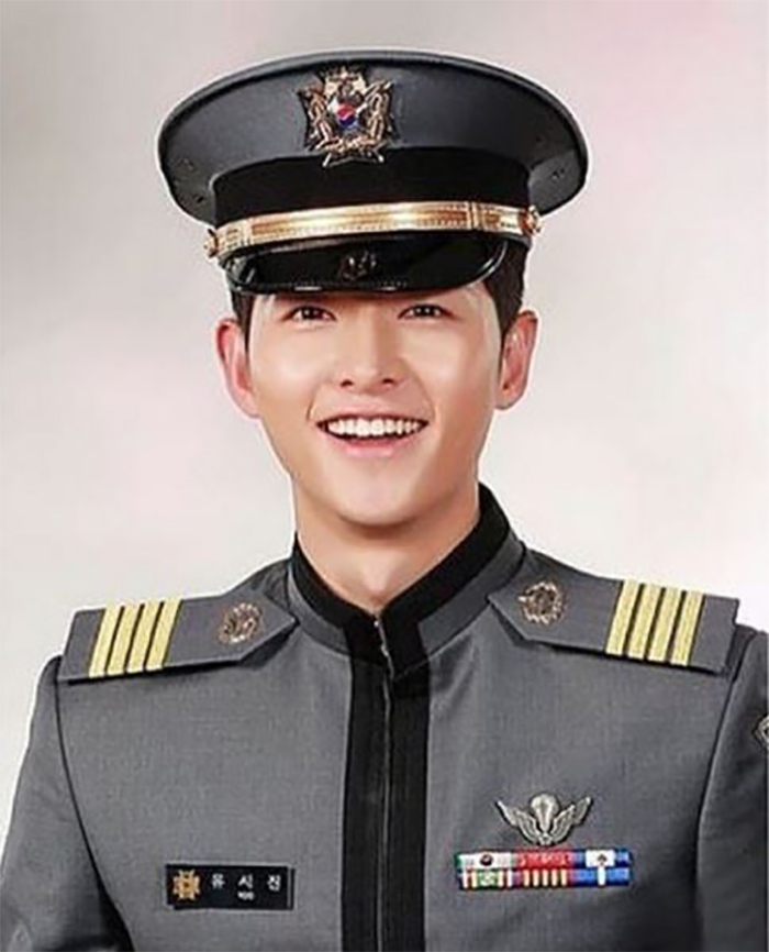 Song Joong-ki lächelt in seiner Kadetten-Uniform.
