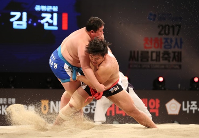 <i>„Ssireum"</i>, ein traditioneller koreanische Ringkampf auf der koreanischen Halbinsel, wurde in die weltweite Liste des immateriellen Kulturerbes der Menschheit aufgenommen. ⓒ Korean Ssireum Association