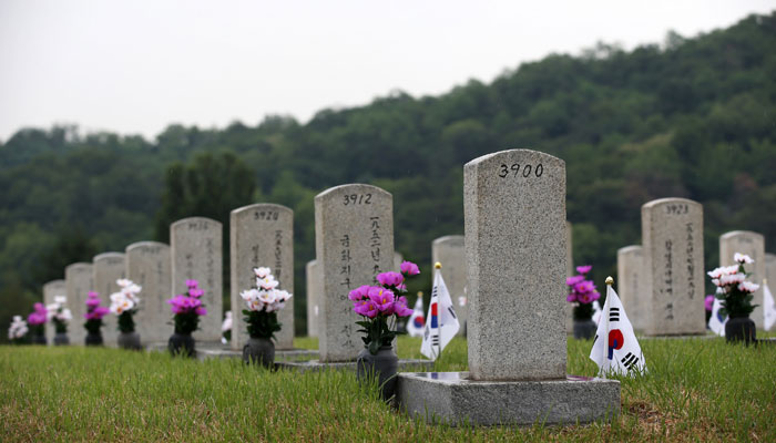 국립서울현충원의 일반 사병 묘역. 묘비마다 이름과 전사 지역과 일시 등이 적혀있다. 사망 정보가 불충분한 경우 전사자의 이름만 적힌 묘비도 있다.