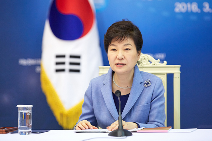 President Park Geun-hye announces her plans to launch a presidential council on science and technology during a meeting about artificial intelligence and an information society on March 17 at Cheong Wa Dae.