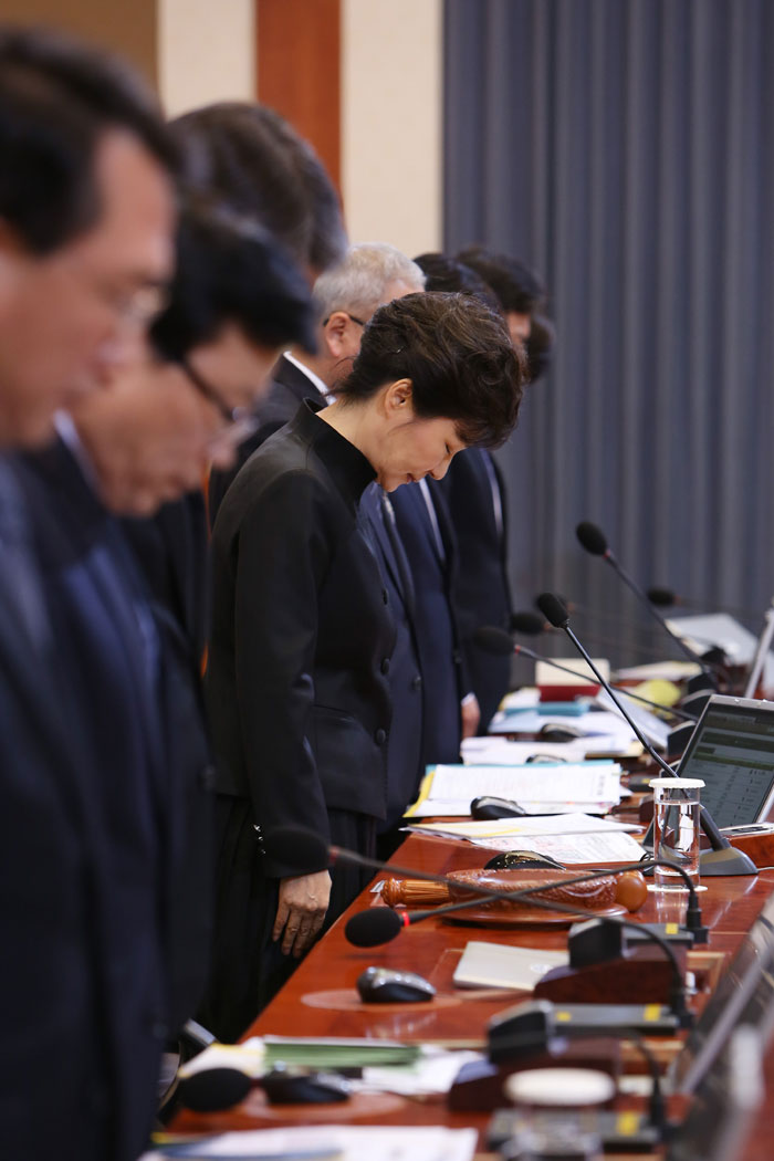 박근혜 대통령(가운데)이 29일 열린 국무회의에서 국무위원들과 함께 세월호 사고 희생자를 기리는 묵념을 하고 있다. (사진: 청와대)