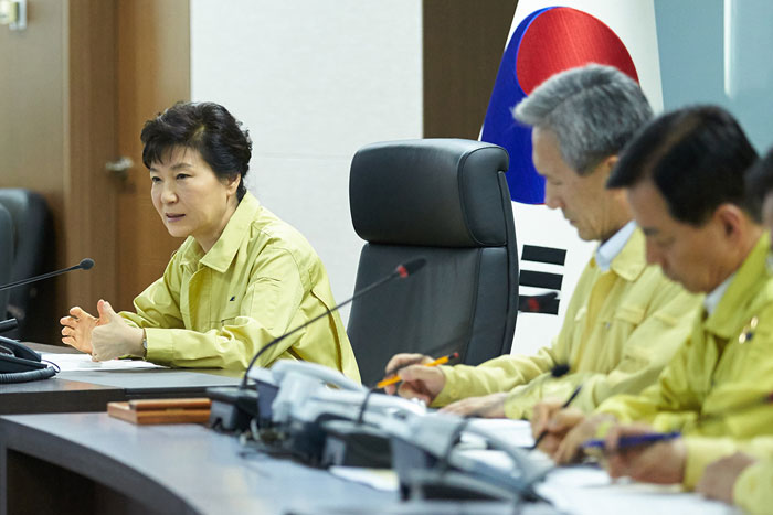 박근혜 대통령(왼쪽)이 북한의 포격도발과 관련하여 20일 긴급 NSC 회의를 주재하고 있다.
