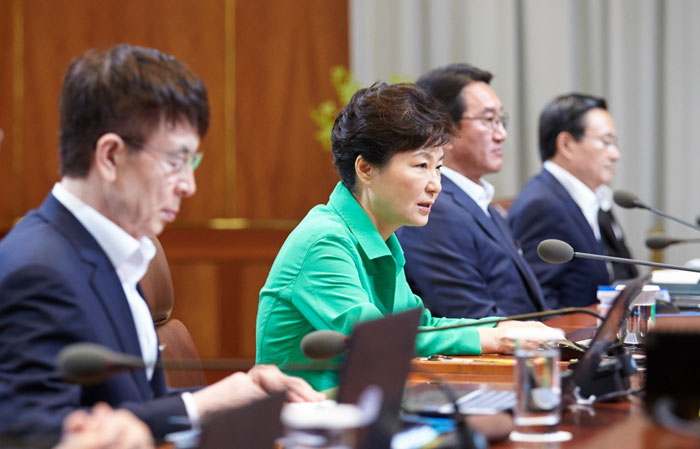 박근혜 대통령이 24일 수석비서관회의에서 북한의 도발행위에 대해 단호한 대응의지를 밝히고 있다.