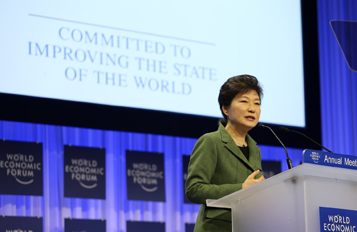 박근혜 대통령이 22일 스위스 다보스에서 열린 '제44차 세계경제포럼(WEF) 연차총회'에서 '창조경제와 기업가 정신'을 주제로 개막연설을 하고 있다. (사진: 청와대)