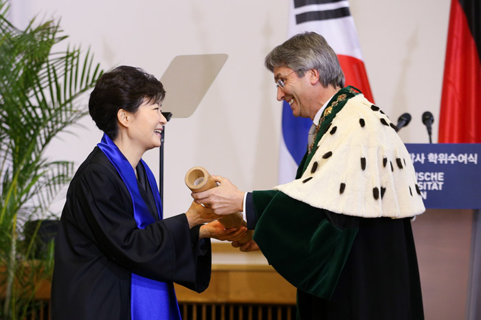 박근혜 대통령(왼쪽)이 드레스덴공대에서 명예법학박사 학위를 수여 받은 후 연설하고 있다. (사진: 청와대)