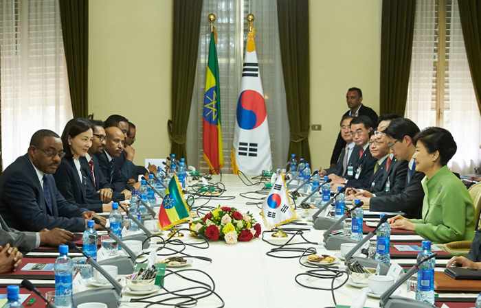 Präsidentin Park Geun-hye und der äthiopische Ministerpräsident Hailemariam Desalegn führen am 26. Mai in Addis Abeba Gipfelgespräche. Die beiden führenden Politiker einigten sich darauf, ihre Zusammenarbeit in den Bereichen Wirtschaft, Handel, Infrastruktur und Entwicklung auszubauen.
