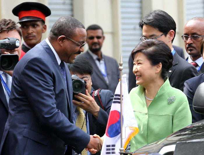 Der äthiopische Ministerpräsident Hailemariam Desalegn (links) begrüßt Präsidentin Park Geun-hye am 26. Mai am Präsidentenpalast in Addis Abeba.