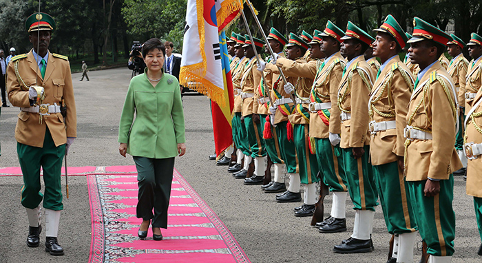 Präsidentin Park Geun-hye schreitet am 26. Mai am Präsidentenpalast in Addis Abeba eine militärische Ehrenwache ab.