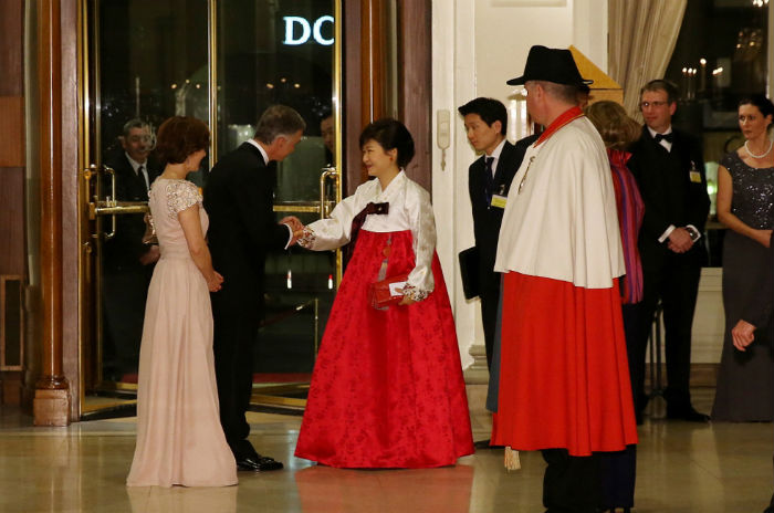 박근혜 대통령(가운데)이 20일 (현지시간) 베른에서 디디에 부르크할터 대통령이 주최한 국빈만찬에 참석하고 있다. (사진: 청와대)