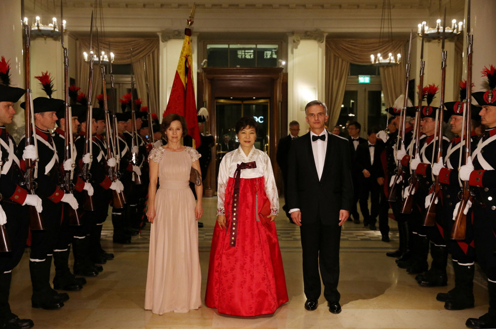 President Park Geun-hye (center) poses for photos with Swiss President Didier Burkhalter and his spouse during the state banquet hosted by the Swiss leader in Bern on January 21 (Korean time). (Photo: Cheong Wa Dae)