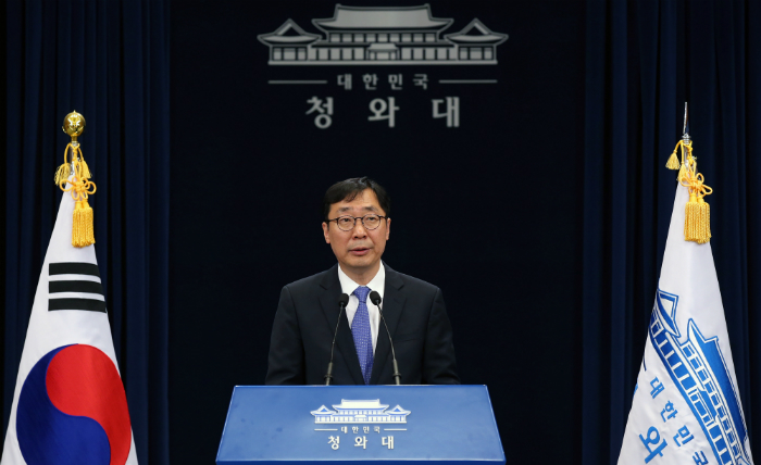 윤영찬 홍보수석이 11일 청와대 춘추관 대브리핑실에서 문재인 대통령과 나렌드라 모디 총리의 전화 통화에 대해 브리핑하고 있다. 전한 기자