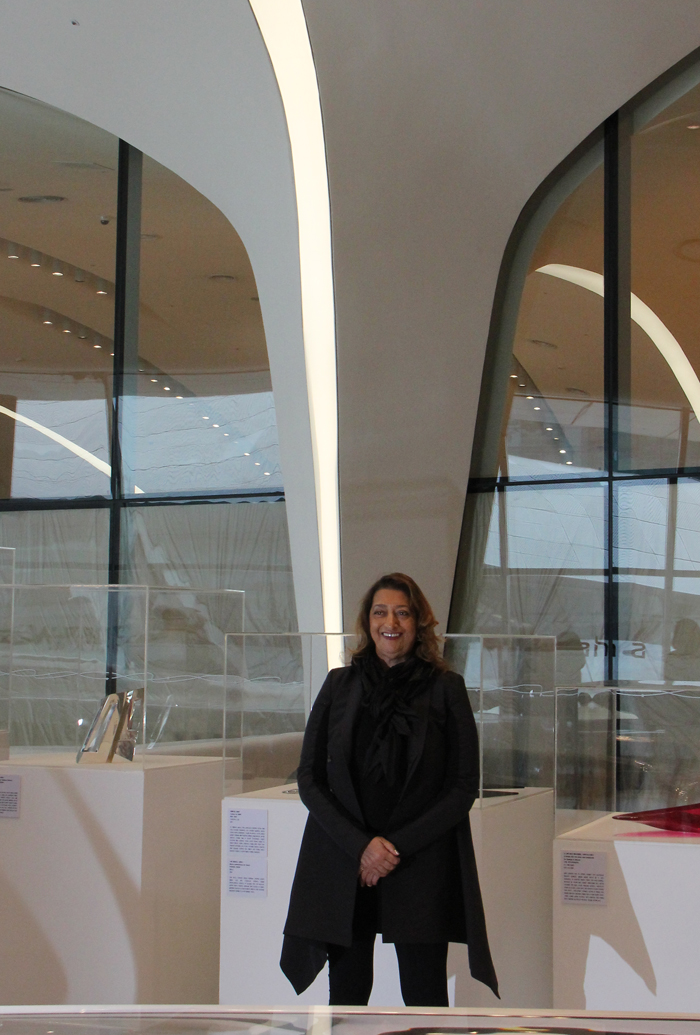 DDP 개관전인 Zaha Hadid_3600 에서 포즈를 취한 자하 하디드 (사진: 임재언) 