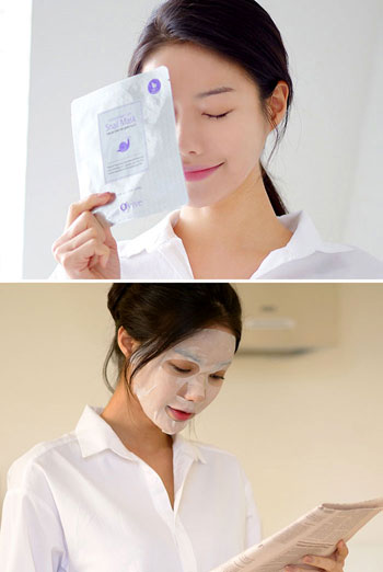 모델이 달팽이 점액성분이 함유된 엔코스의 마스크팩을 착용하고 있다. 마스크팩은 간단한 방법으로도 피부관리를 할 수 있어 소비자들이 선호하고 있다.