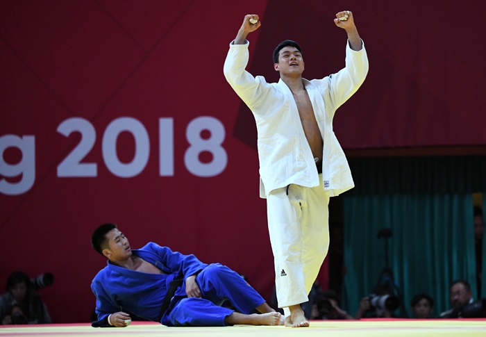 Der südkoreanische Judoka Gwak Dong-han feiert nach dem Sieg gegen Altanbagana Gantulga aus der Mongolei bei den 18. Asienspielen in Jakarta am 31. August 2018 Gold im Judo-Wettbewerb der Männer. ©Yonhap News