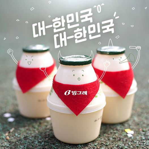 빙그레 페이스북에 올라온 바나나맛우유 풍자 이미지들이 친근함을 더해주고 있다. (맨 위부터) 풍요로운 가을을 묘사한 이미지, 추석을 맞이해 강강술래를 하는 모습, 목욕 후 바나나맛우유를 마시면 갈증이 가신다는 내용의 이미지, 브라질 월드컵에서 한국팀을 응원하는 바나나맛우유