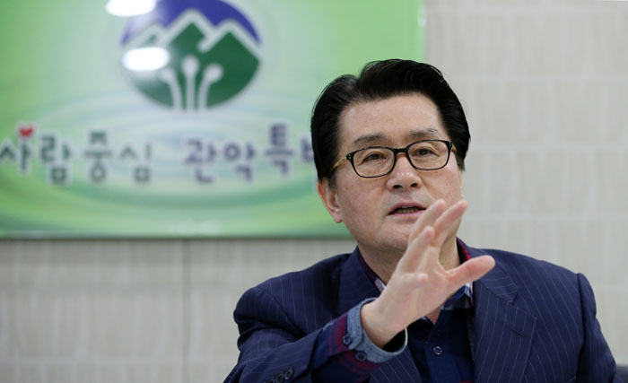 Gwanak District Mayor Yoo Jong-pil leads a 'library revolution' in the district. 