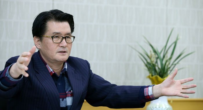 Gwanak District Mayor Yoo Jong-pil has increased the number of libraries from five to 43 by using space in existing buildings across the district. 