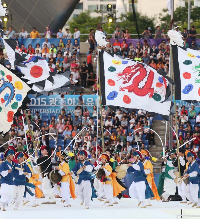 주경기장에서 펼쳐진 광주하계유니버시아드대회 개막식에서 치어리더 공연, 풍물놀이 등 환영행사가 열렸다. 