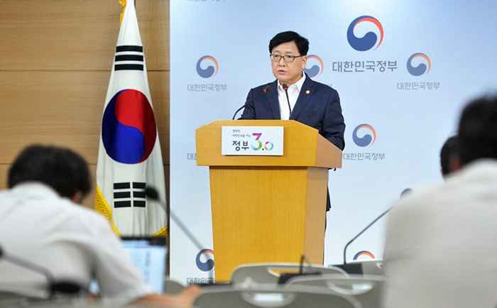 Minister of Health and Welfare Chung Chinyoub delivers a briefing about the government’s new measures to tackle the issue of low birthrates.