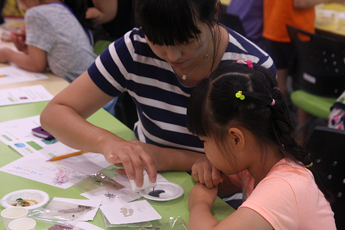 Eltern und Kinder erfahren mehr über Essen aus Korea, Indonesien und Usbekistan, während sie ihre eigenen Gewürze mischen.
