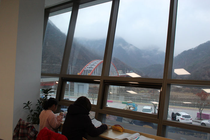 충청북도 단양의 다누리도서관. 외국인 이주자를 배려한 다문화 도서 공간 등이 눈길을 끈다. 