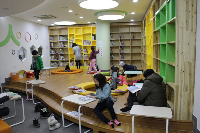 서울 도심에 자리잡은 청운문학도서관. 시, 소설 등 문학도서 위주로 서비스를 제공하고 있다. 