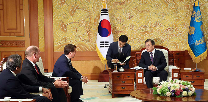 문재인 대통령이 28일 청와대에서 에드 로이스 미국 하원 외무위원장 일행을 접견하고 있다.
