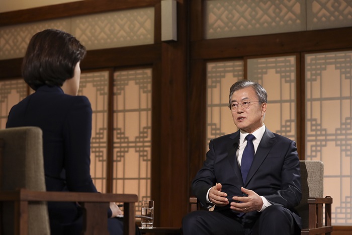 Präsident Moon Jae-in am 9. Mai gibt ein Live-Interview mit dem Titel „Fragen an den Präsidenten" in der Halle Sangchunjae im Cheong Wa Dae.