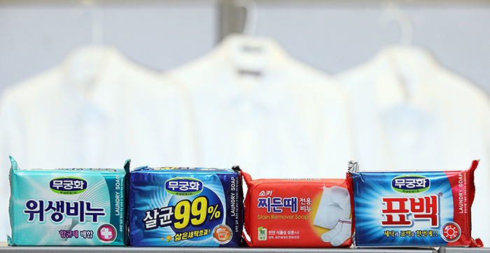 67년 역사의 종합 생활용품업체 무궁화는 다양한 종류의 빨래비누를 생산하고 있다. 