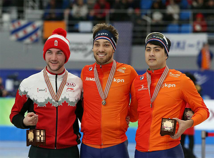 Kjeld Nuis (center) of the Netherlands celebrates on the podium after winning the men's 1,000 m race at the ISU World Single Distances Speed Skating Championships at the Gangneung Oval in Gangneung, Gangwon-do Province, on Feb. 11. Nuis won ahead of second placed Vincent De Haitre (left) of Canada and third placed Kai Verbij (right) of the Netherlands.