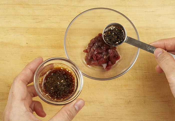 Clean the blood from the beef. Cut the meat into strips and marinate.