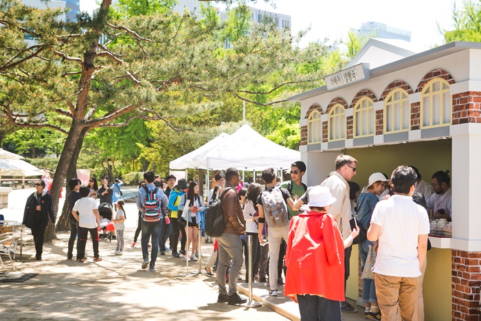 Am Springbrunnen vor dem Seokjojeon (*Gebäude im westlichen Stil aus dem 20. Jahrhundert, Anm. d. Übersetzerin) werden Besucher den Kaffee probieren können, von dem Kaiser Gojong so angetan war.