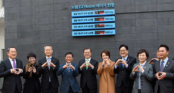 문재인 대통령(왼쪽 여섯 번째)이 7일 서울 노원구의 에너지 제로주택 ‘노원 EZ House’ 홍보관 앞에서 기념촬영을 하고 있다.