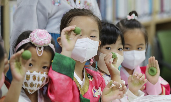 Kinder bereiten Klebereisküchlein, Songpyeon, zu