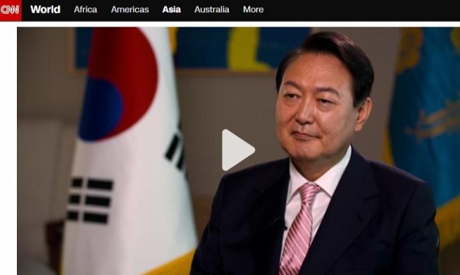 Südkoreas Prasident Yoon führt ein Interview mit CNN