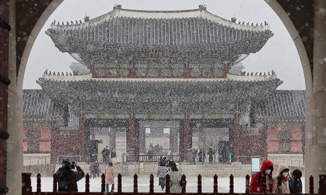 Palast Gyeongbokgung bedeckt mit Schnee