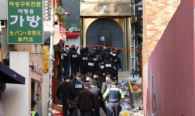 Untersuchungen in der Gasse im Seouler Viertel Itaewon