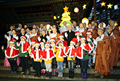 Weihnachtsbaum scheint für alle Religionen am Tempel Jogyesa