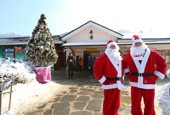 Weihnachtszug bringt Erholungssuchende zum Santa Village