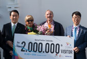 Korea-Pavillon begrüßt zweimillionste Besucherin